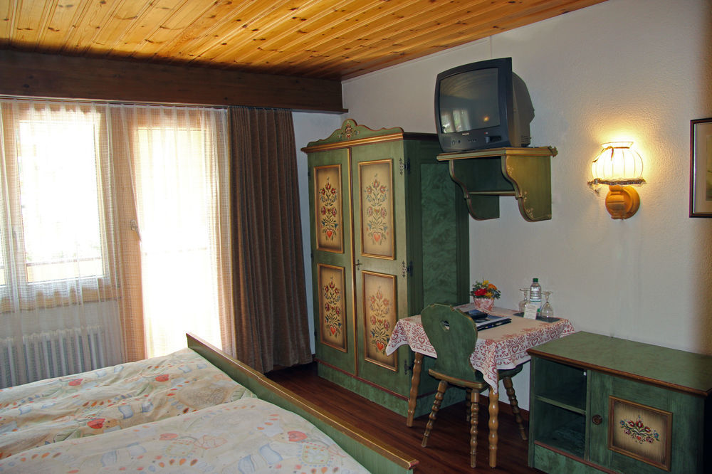Hotel Typically Swiss Taescherhof 3*