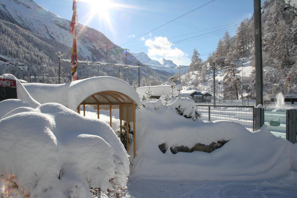 Hotel Typically Swiss Taescherhof 3*